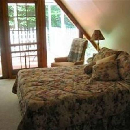 Rock Laurel Bed And Breakfast Candler Room photo